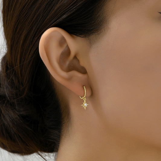 Orecchini a perno da donna in rame con placcatura in oro 18 carati e intarsio di zirconi cubici a forma di stella a otto punte