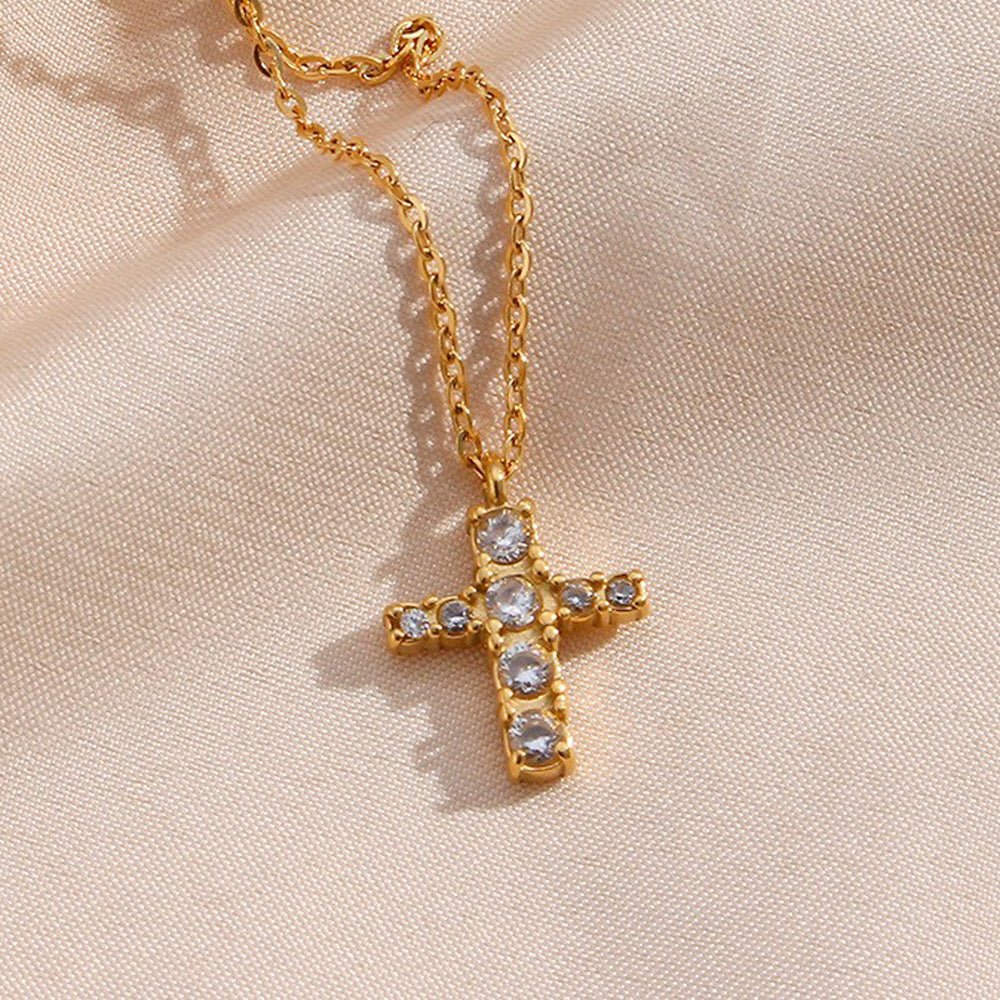 Collar con colgante de cruz de acero inoxidable geométrico minimalista con baño de oro de 18 quilates e incrustaciones de mini circonitas