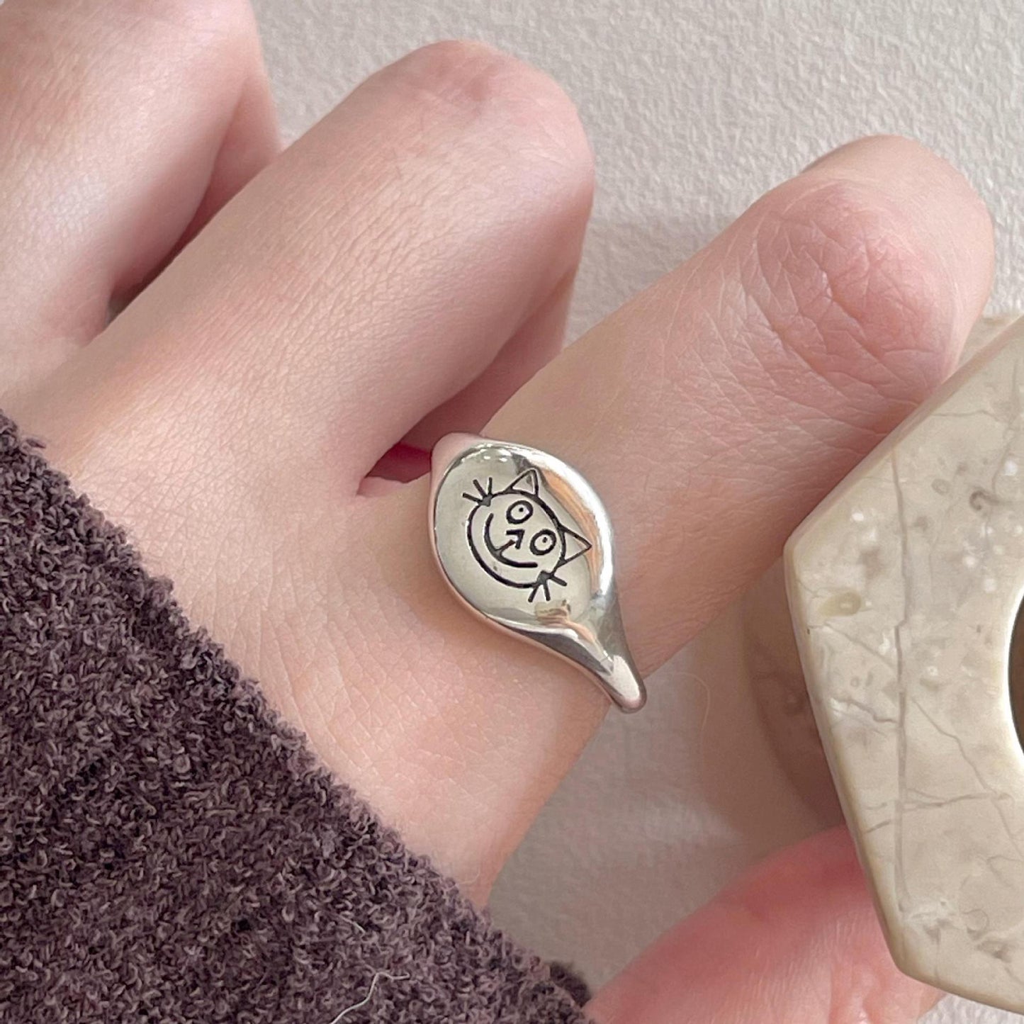 Anillo Minimalista de Gato Geométrico Dulce Plata de Ley 925 Acabado Mate Joyería para Mujer