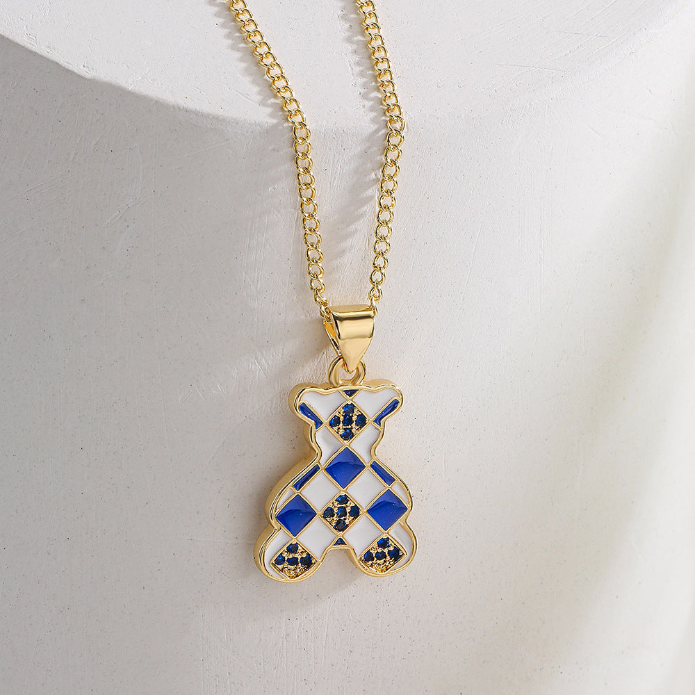 Graziosa collana con ciondolo a forma di orsetto da donna in rame con placcatura in oro 18K, finitura smaltata e dettagli in zirconia cubica
