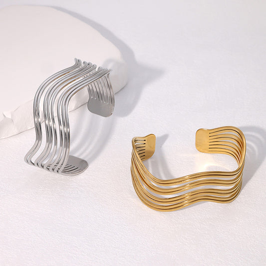 Pulsera minimalista de acero inoxidable con línea geométrica y acabado chapado para mujer
