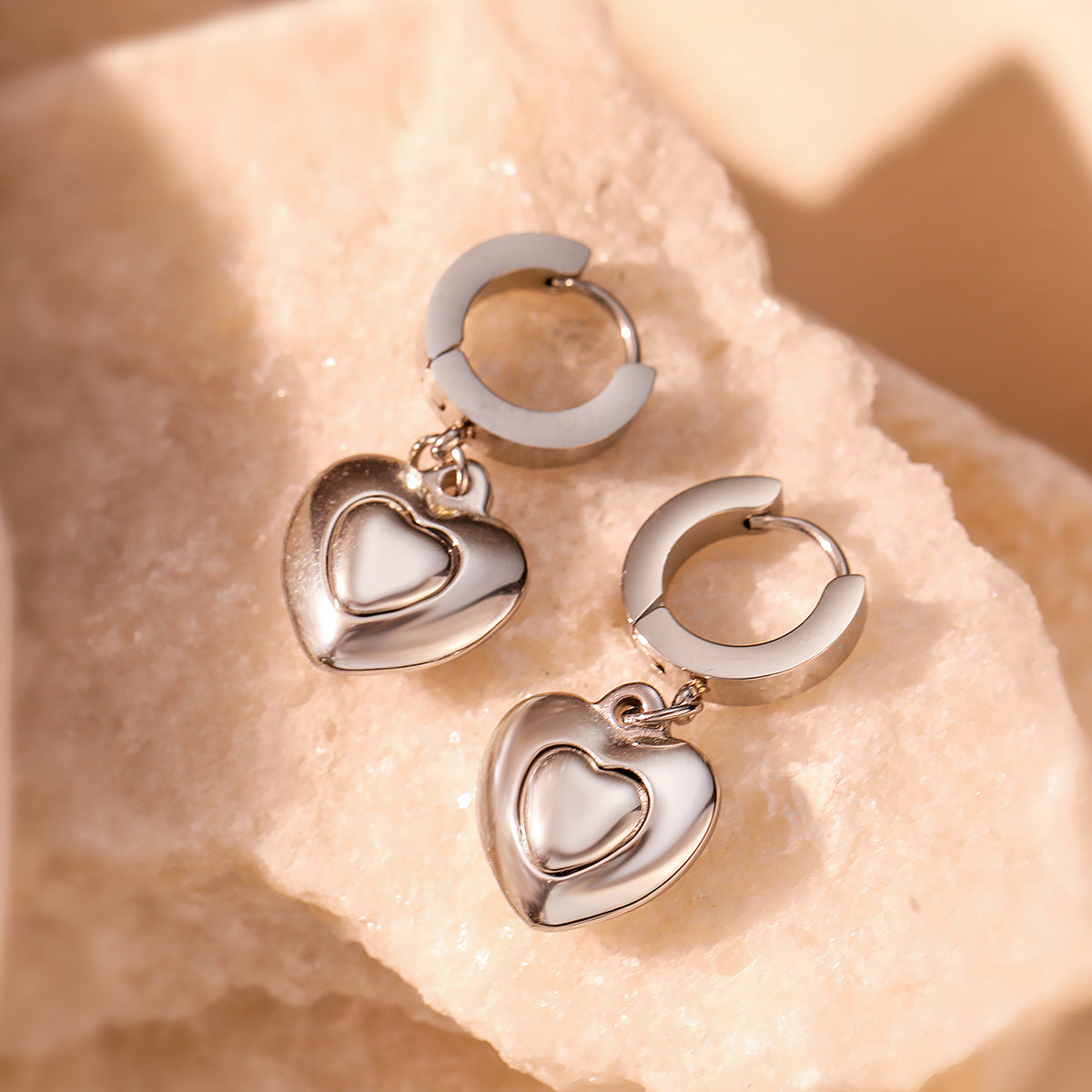 Orecchini Minimalisti a Cuore in Acciaio al Titanio con Placcatura in Vero Oro da Donna