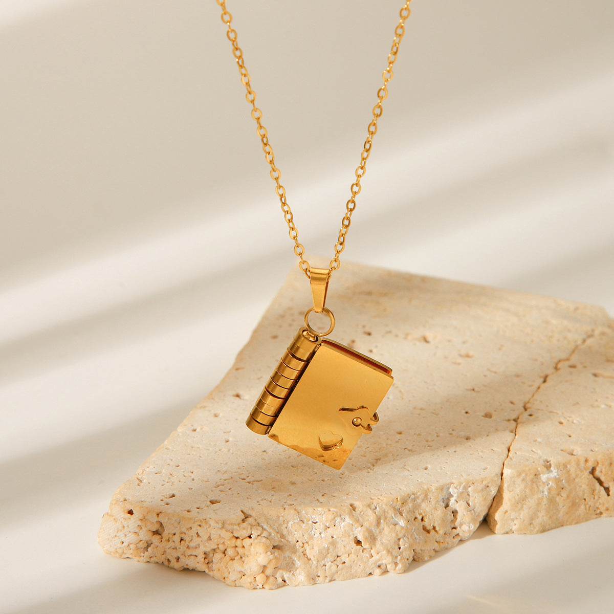 Collana con ciondolo a forma di libro minimalista con design a cuore aperto in acciaio inossidabile e acciaio al titanio, catena a medaglione elettroplaccata per donna