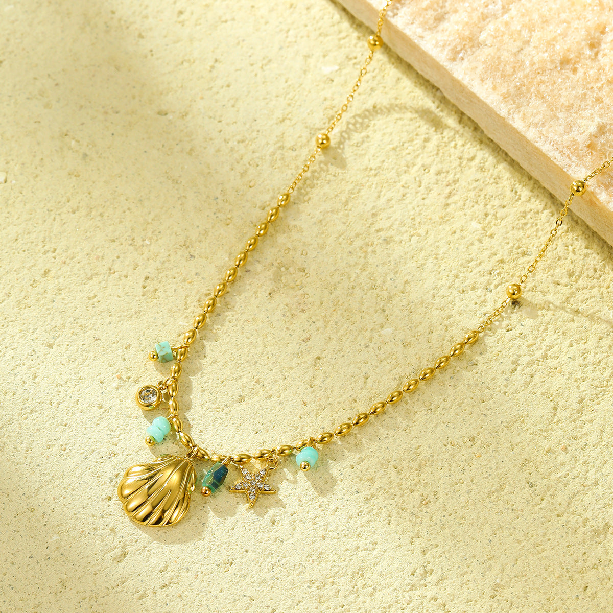 Collana con Pendente a Stella Marina e Conchiglia Ispirata all'Oceano, di Tendenza, in Acciaio Inossidabile con Placcatura in Oro 18K e Intarsio di Strass, da Donna
