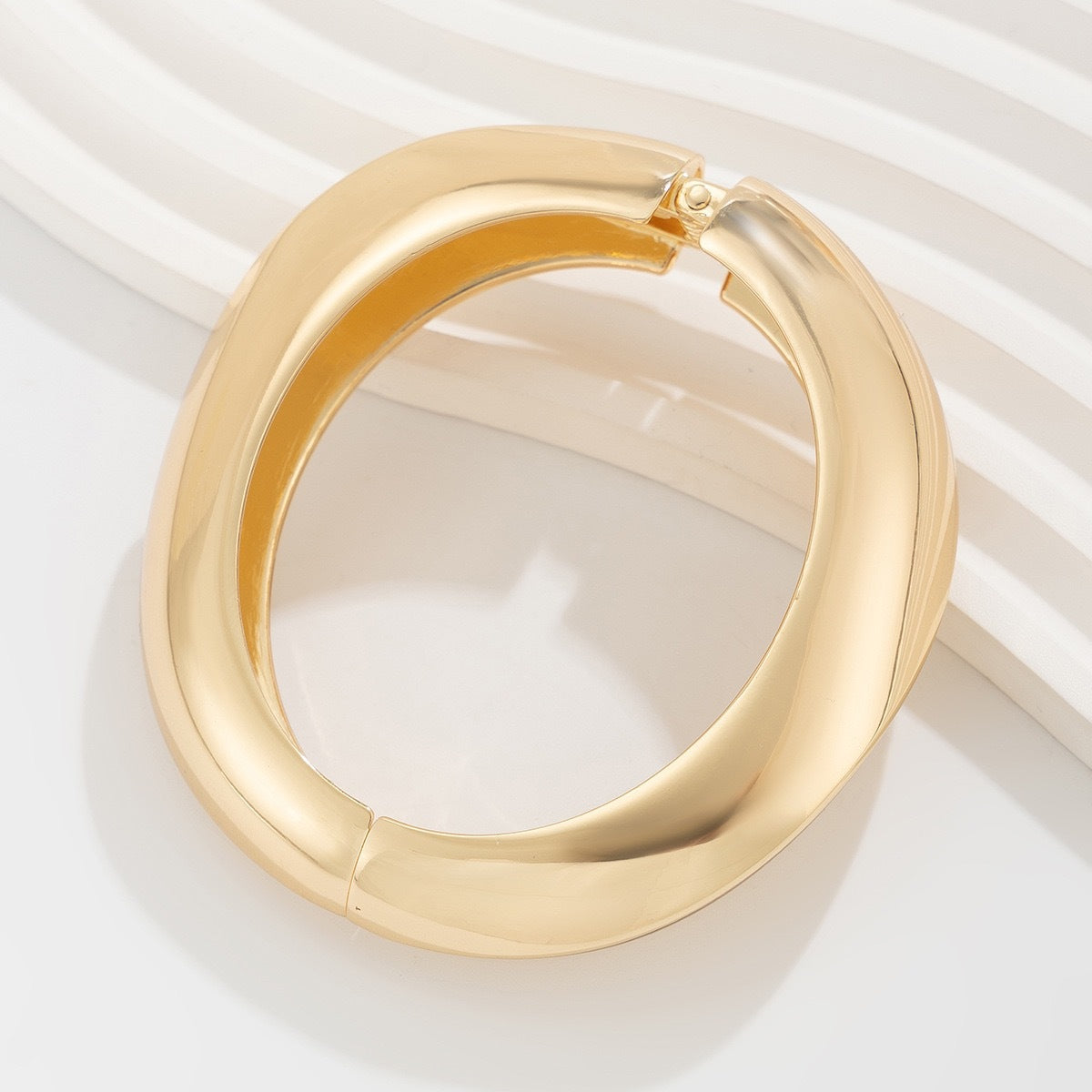 Bracciale da donna a polsino placcato in metallo a goccia geometrica di tendenza