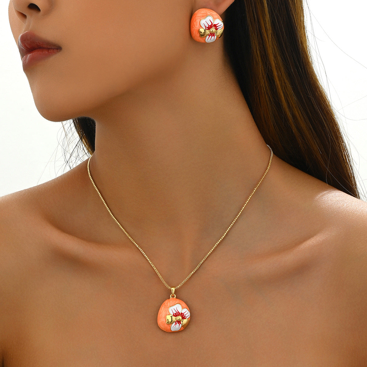 Conjunto de collar con colgante floral dulce natural y pendientes de mujer, cadena con medallón de cobre y diseño de pétalos con acabado al óleo