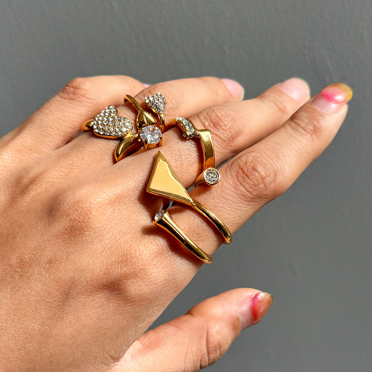 Elegante anillo de acero inoxidable con diseño de triángulo geométrico y circonita cúbica, chapado en PVD, para mujer