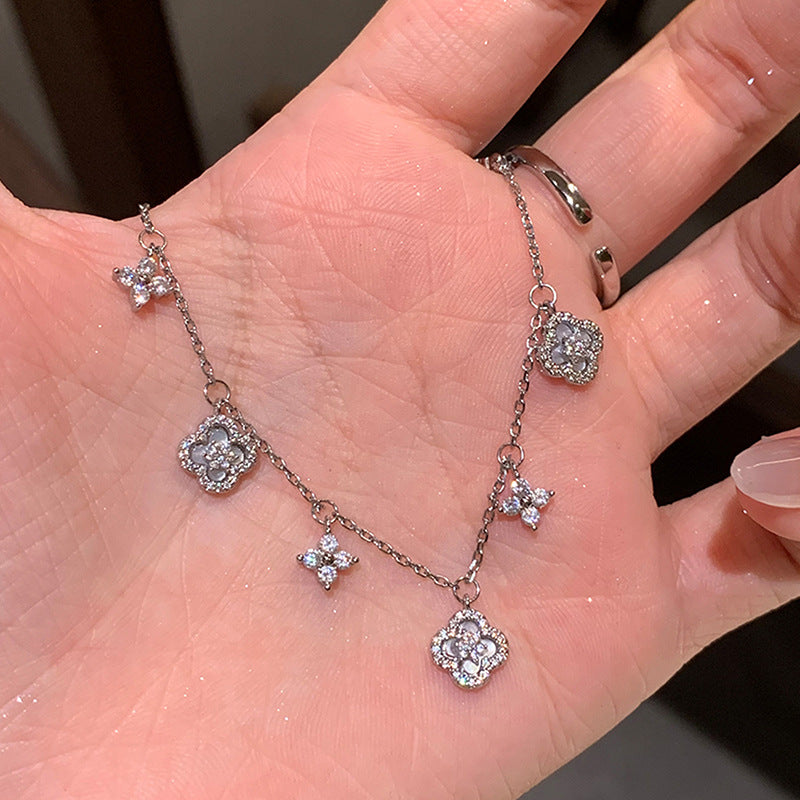 Bracciale con Fiori di Trifoglio Floreali in Madreperla e Zirconi Cubici Stile Lussuoso da Donna con Elegante Estetica Vintage Francese
