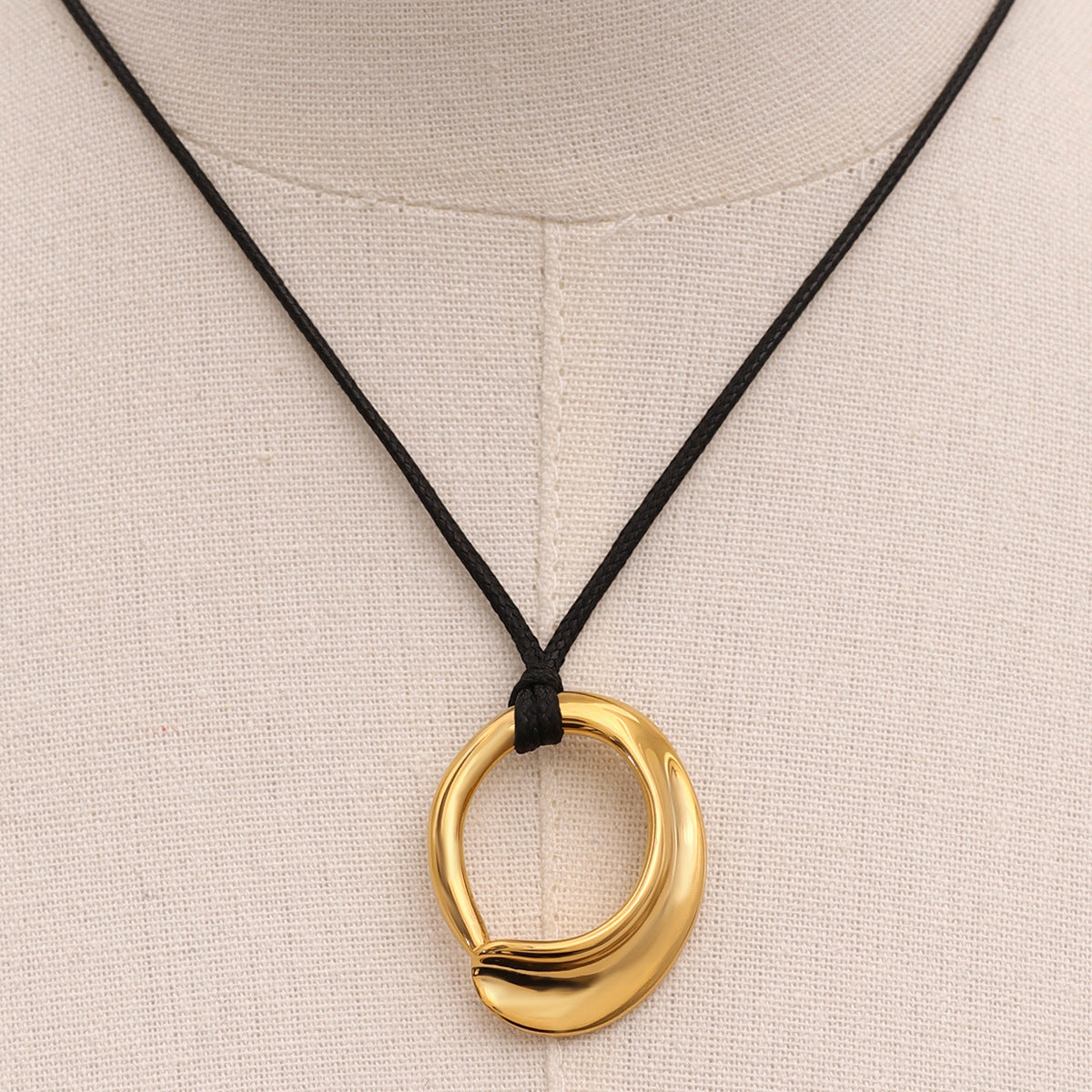 Collana con ciondolo geometrico cavo minimalista in acciaio inossidabile con pendente in acciaio al titanio e finitura placcata per donna