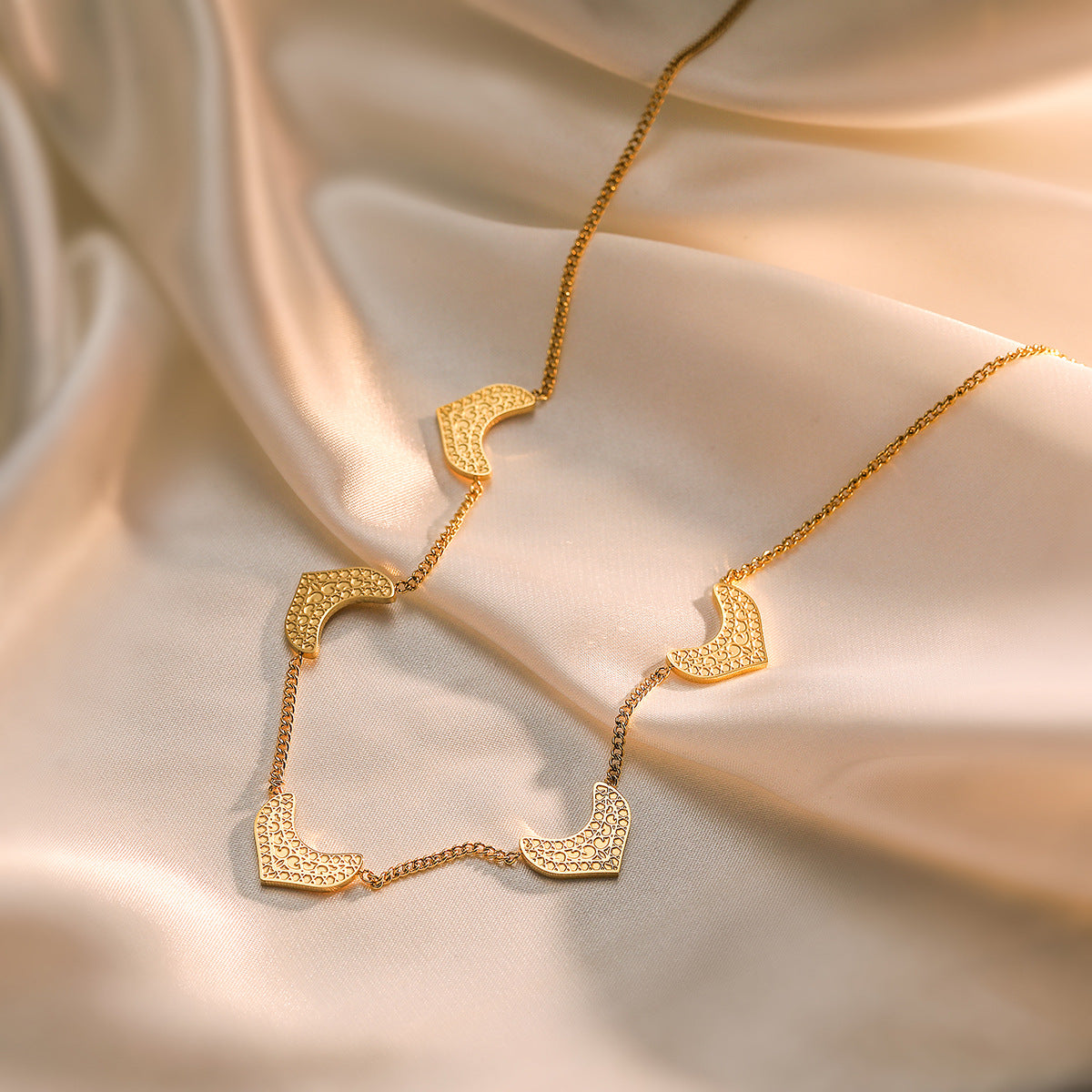 Collana Minimalista Geometrica da Donna in Acciaio al Titanio con Placcatura in Oro e Design Floreale Irregolare, Catena per Clavicole