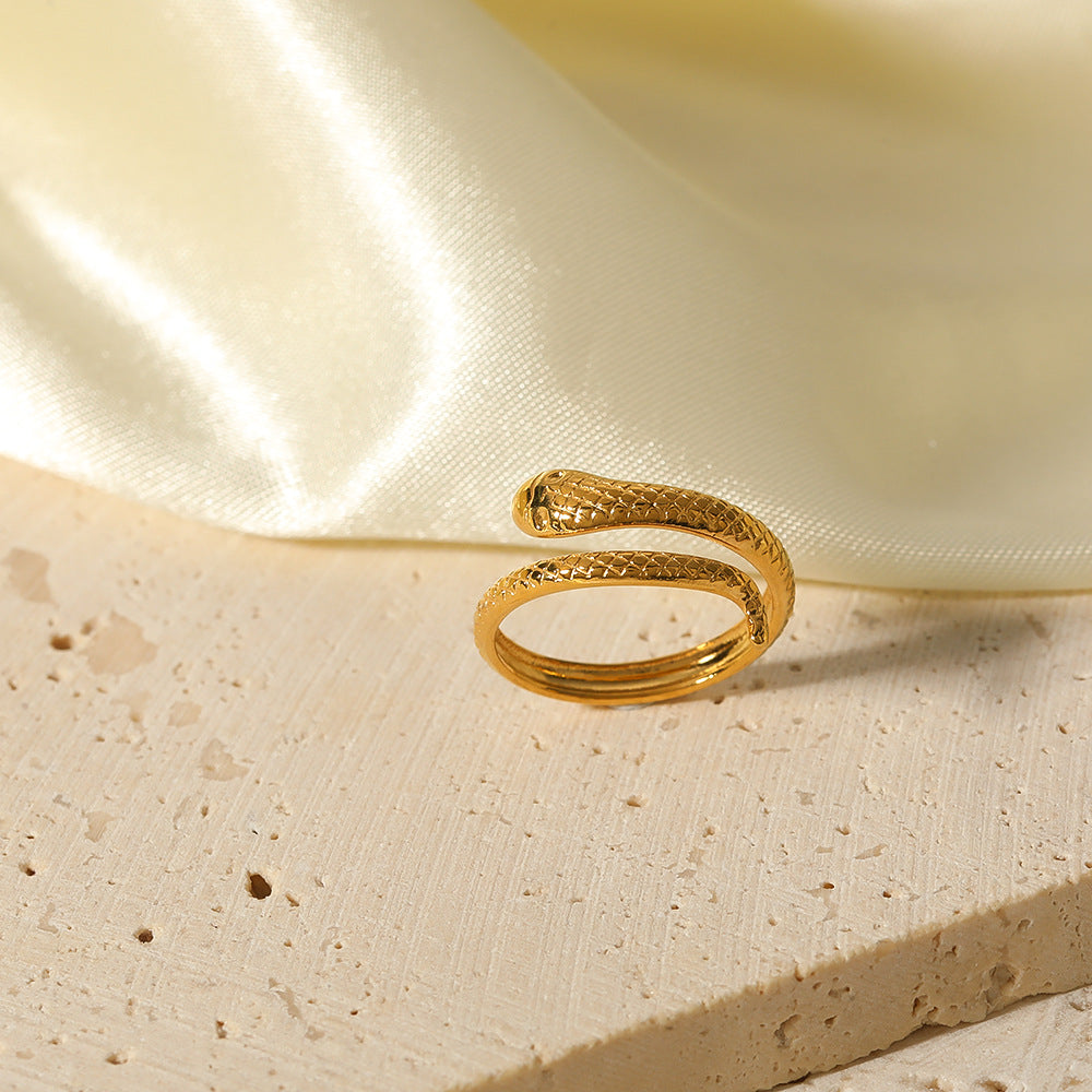 Anello aperto regolabile da donna in acciaio inossidabile placcato oro 18 carati con motivo a serpente testurizzato e cavo