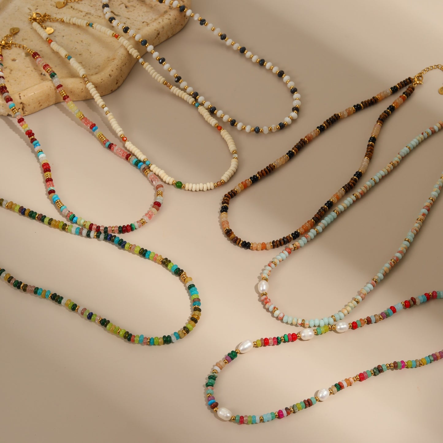 Collar bohemio de perlas de agua dulce y piedras naturales geométricas con cuentas en acero inoxidable con acabado chapado para mujer