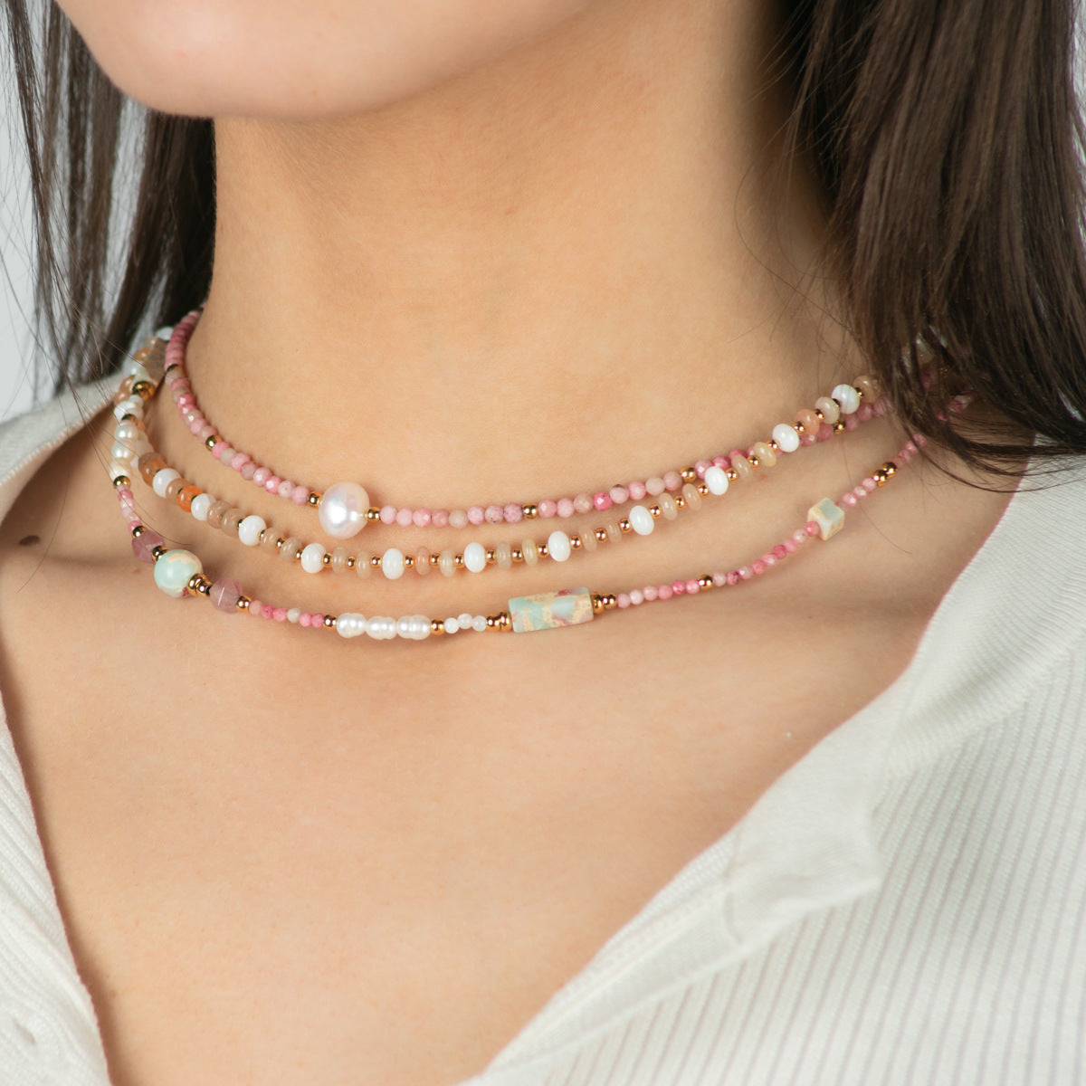 Elegante Collar de Cristales Rosas y Jaspe Rojo con Perlas de Agua Dulce en Cadena de Acero Inoxidable para Mujer