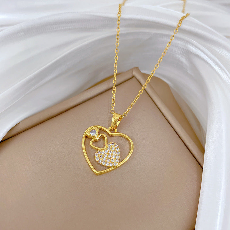 Collana con ciondolo a cuore geometrico minimalista e cavo per donna in acciaio al titanio con accenti di strass