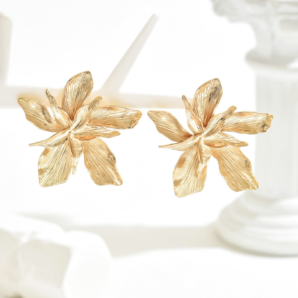 Pendientes de tuerca de metal de doble capa con cinco pétalos florales a la moda para mujer con acabado galvanizado