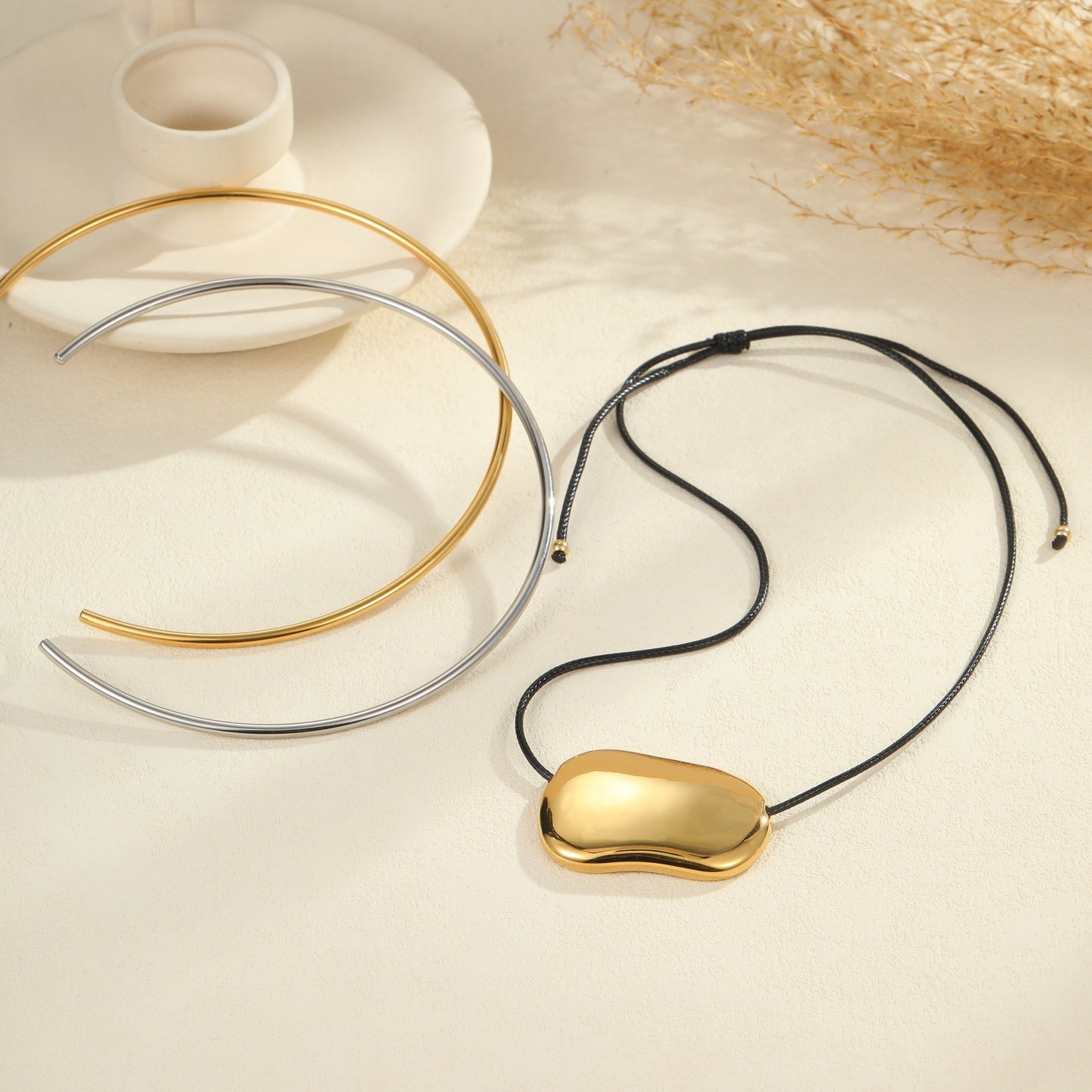 Collana con ciondolo geometrico minimalista in acciaio al titanio con cordino nero e finitura galvanizzata da donna
