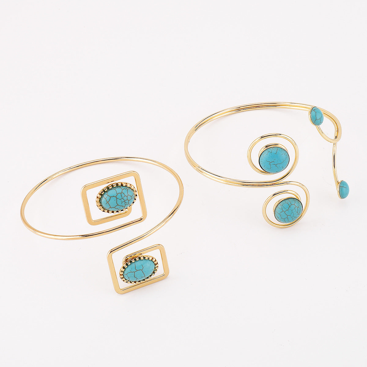 Bracciale vintage in lega geometrica con intarsio in turchese e motivo a traforo