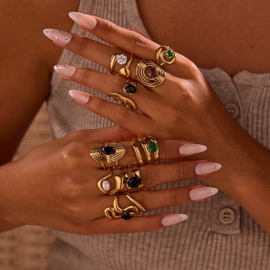 Anillo Minimalista Geométrico de Acero de Titanio con Chapado en Oro de 18K e Incrustaciones de Circones de Colores para Mujer