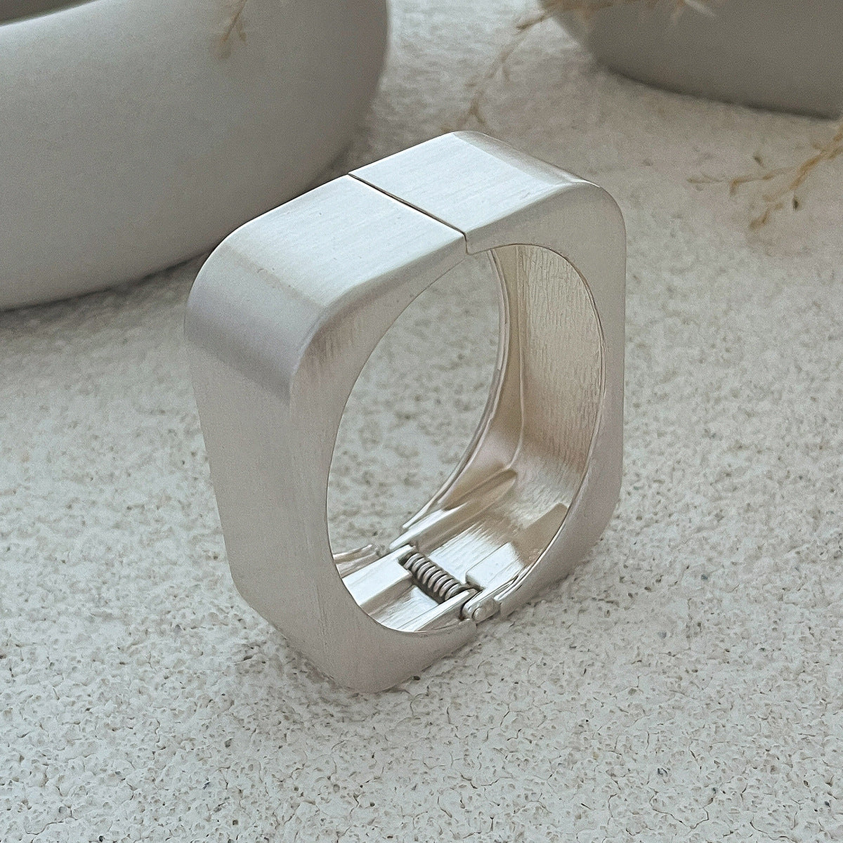 Pulsera rígida abierta geométrica minimalista dulce y moderna para mujer con aleación chapada con acabado de espejo y cierre de muelle