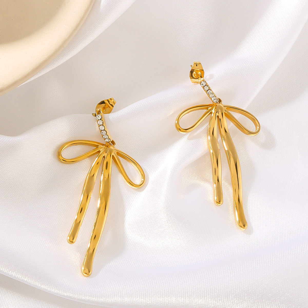 Pendientes colgantes de acero inoxidable en forma de lazo estilo Ins con incrustaciones de circonitas y baño de oro de 18 quilates para mujer