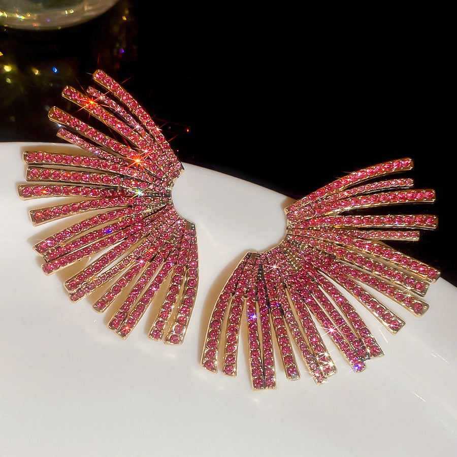 Orecchini a perno geometrici a forma di ventaglio in lega con intarsi in strass da donna, dal design alla moda ed elegante