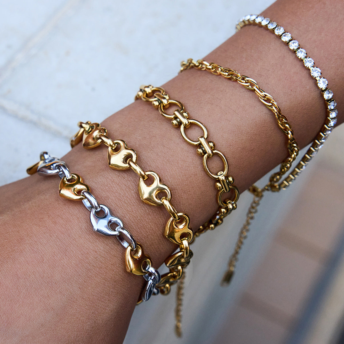 Set di bracciale in acciaio al titanio con chiusura a naso di maiale a forma di cuore chic e orecchini a cerchio in acciaio inossidabile per donna