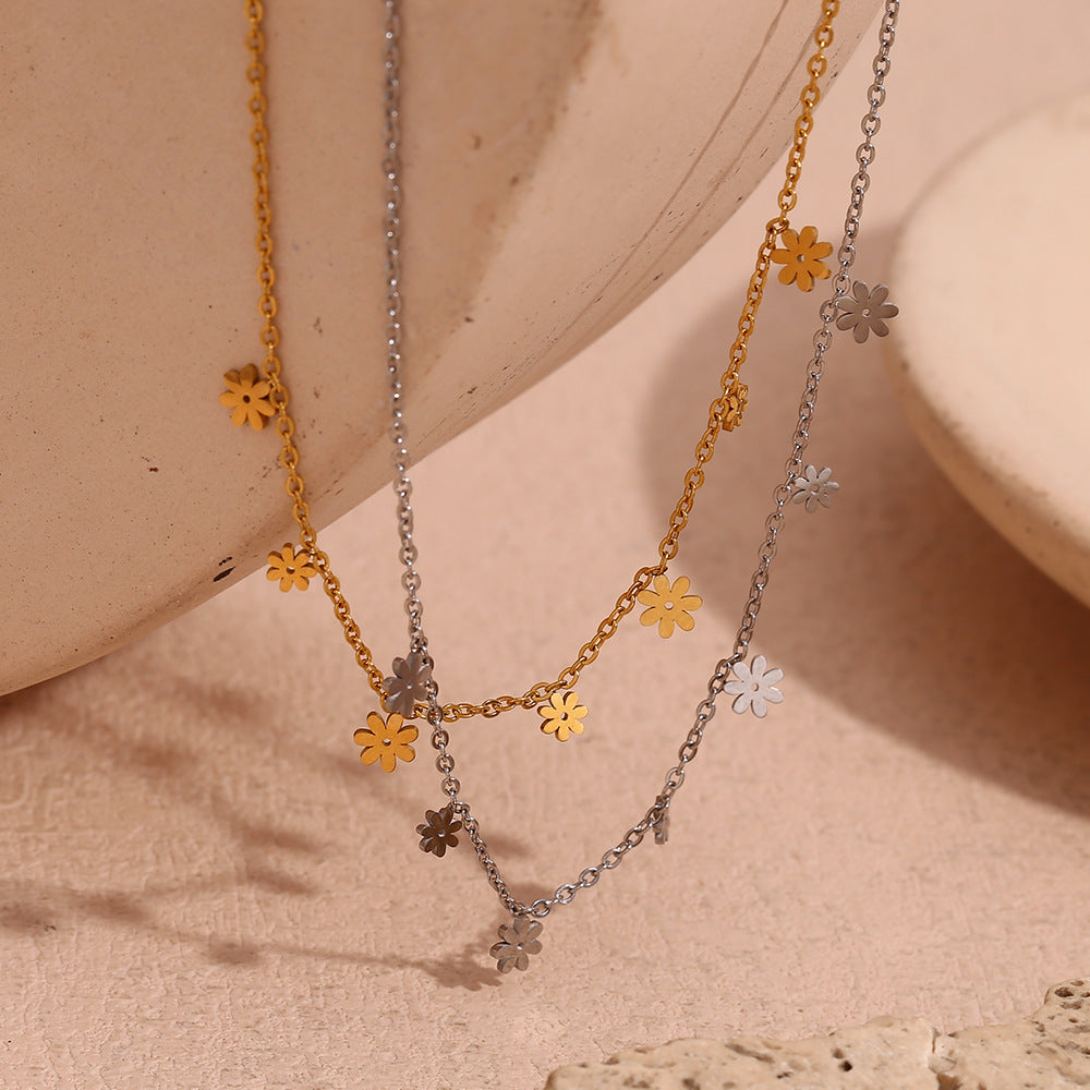 Collana con ciondolo a margherita minimalista da donna in acciaio inossidabile placcato oro 18 carati con design geometrico