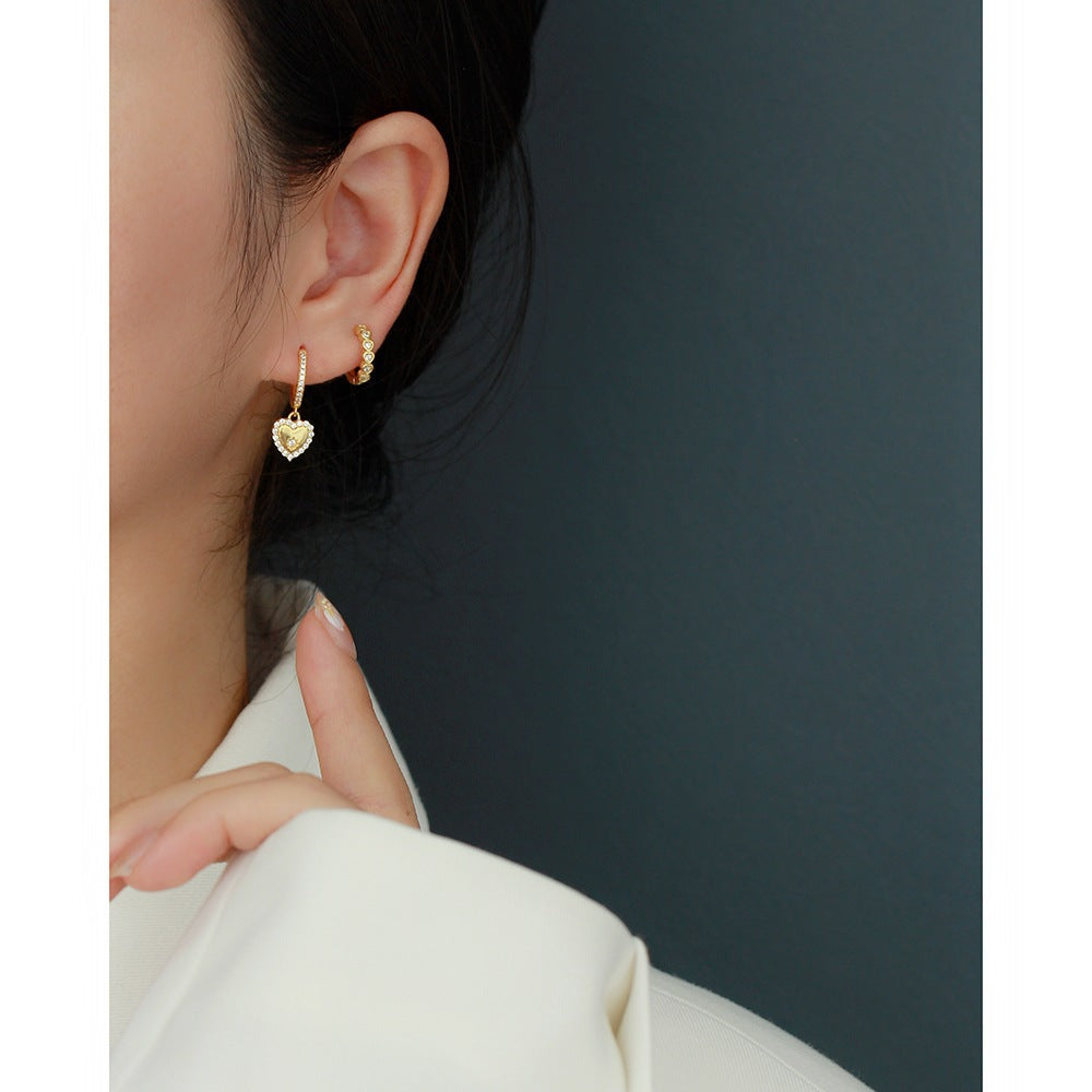 Orecchini a perno minimalisti a forma di cuore in argento sterling con intarsio completo di strass per donna
