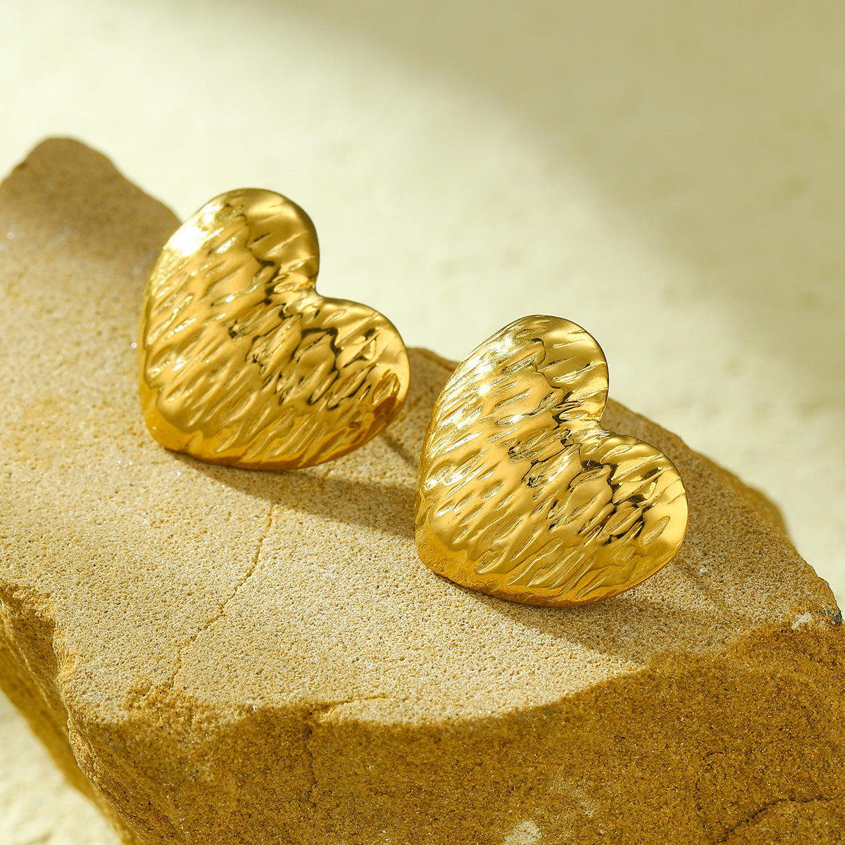Orecchini a perno alla moda e minimalisti a forma di cuore in acciaio inossidabile con placcatura in oro 18 carati e texture a pieghe francesi