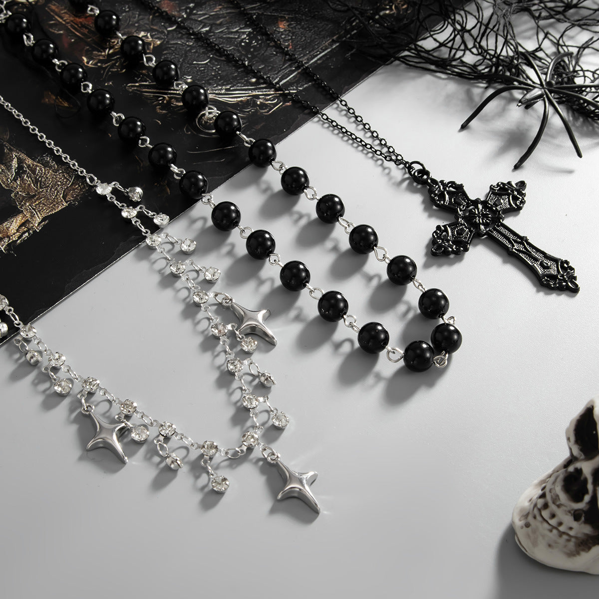 Collana a ciondolo croce gotica post-apocalittica da donna con finitura placcata in lega di zinco a forma di stella geometrica, gioielli Y2K per layering di tendenza