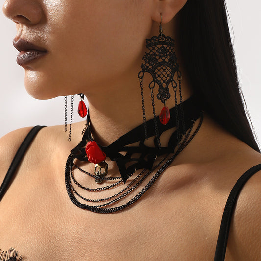 Collana e orecchini gotici di Halloween neri multistrato con rose per donna con ciondolo in ferro galvanizzato e dettagli in velluto