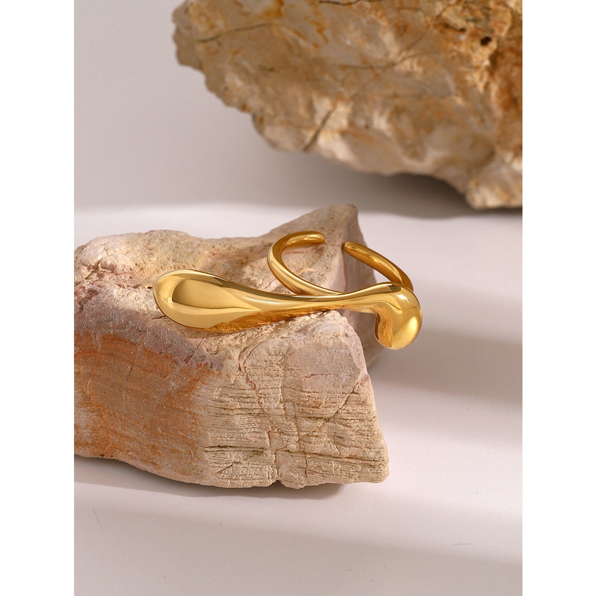 Anello aperto da donna minimalista con goccia d'acqua irregolare in acciaio inossidabile placcato oro 18 carati