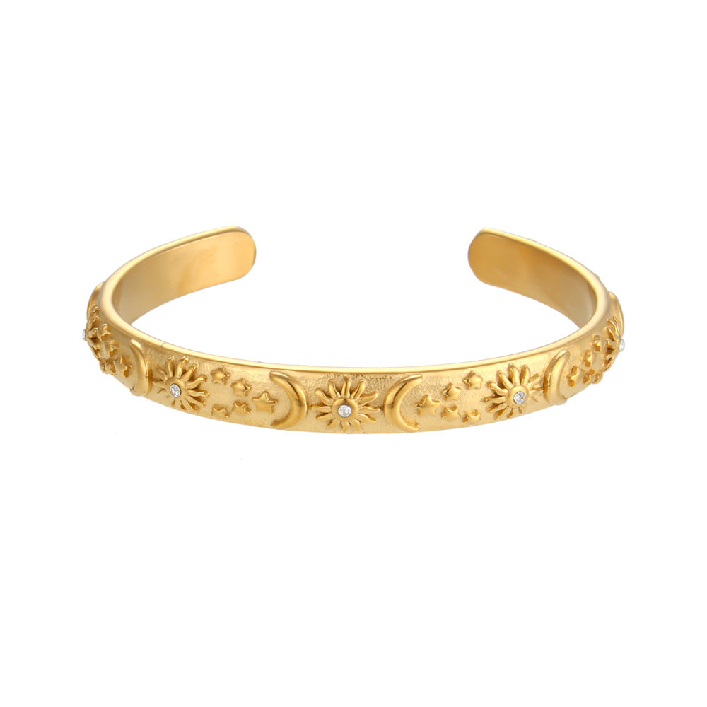 Bracciale Minimalista Ispirato al Retrò con Stella, Luna e Sole in Acciaio Inossidabile Placcato Oro 18K
