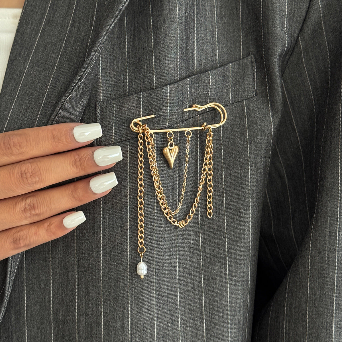 Punk Hip-hop Heart Shape Imitation Pearl Plated Brooch with Chain Tassel for Women