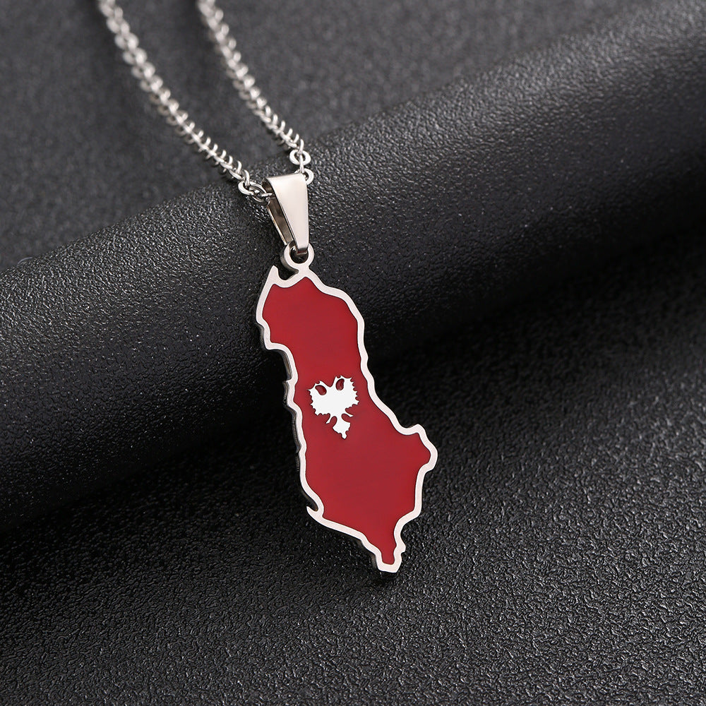 Collana con ciondolo a mappa etnica geometrica dell'Albania in acciaio inossidabile con ciondolo in acciaio al titanio e finitura galvanizzata su catena a O per unisex