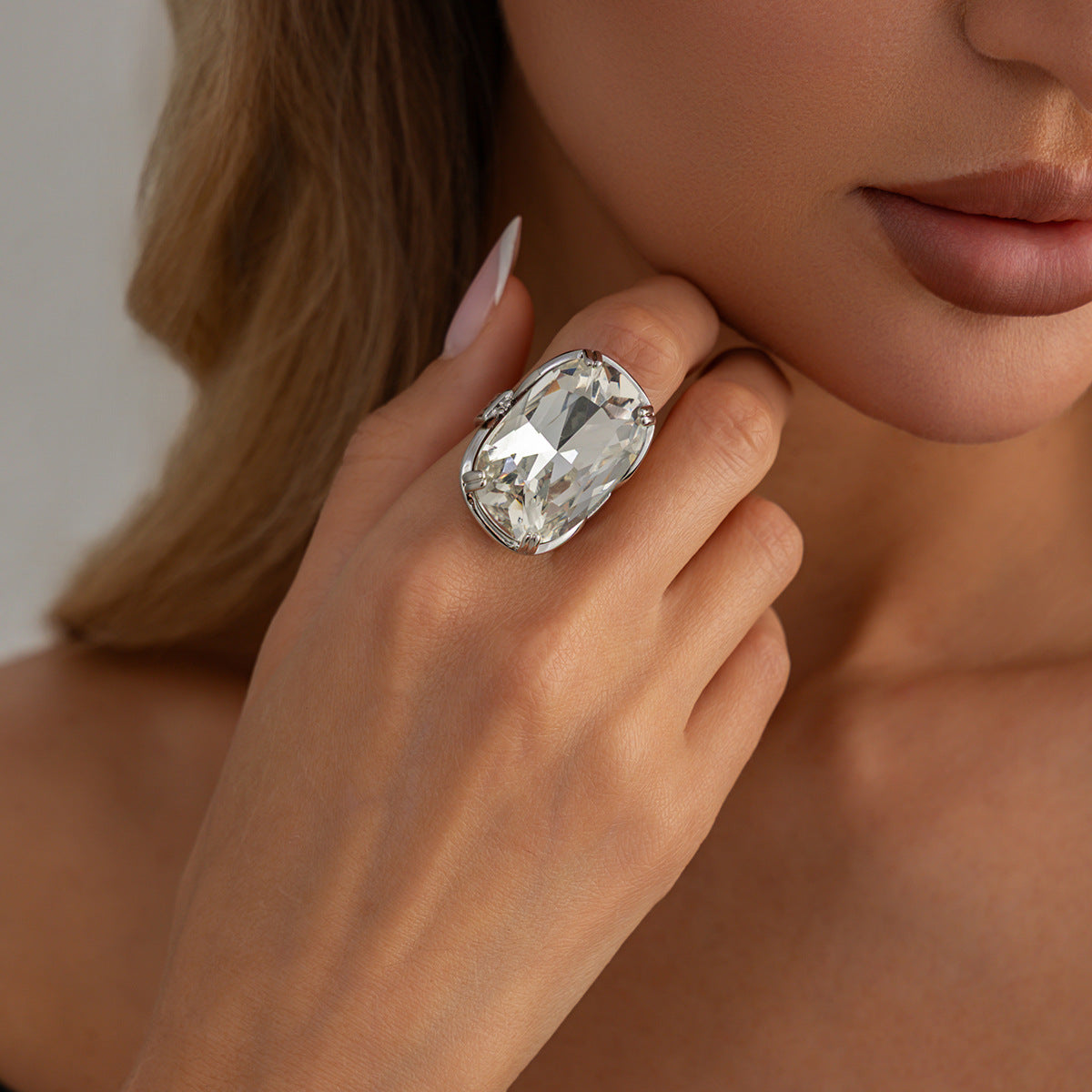 Luxury Elegant Floral Checkered Rhinestone Inlay Plated Zinc Alloy Ring for Women