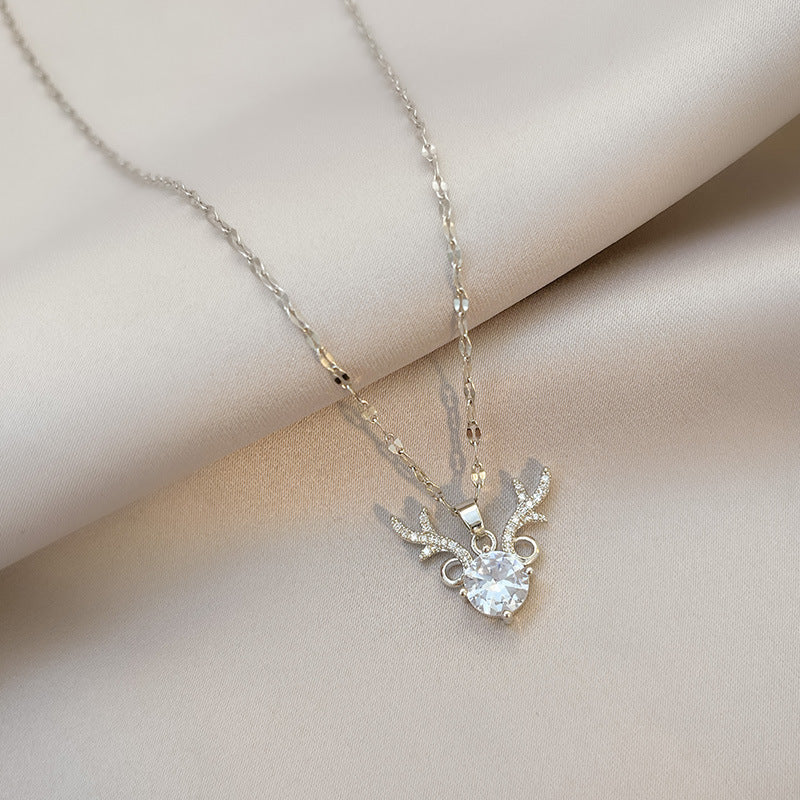 Collana minimalista da donna in acciaio al titanio a forma di cervo con finitura placcata, catena clavicola in stile medaglione raffinata