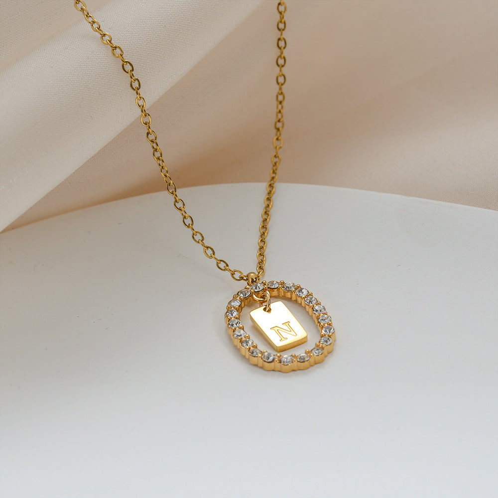 Collana da donna a maglione versatile in acciaio inossidabile ovale minimalista con lettera, placcata oro, con catena a maglie, con strass micro-pavé