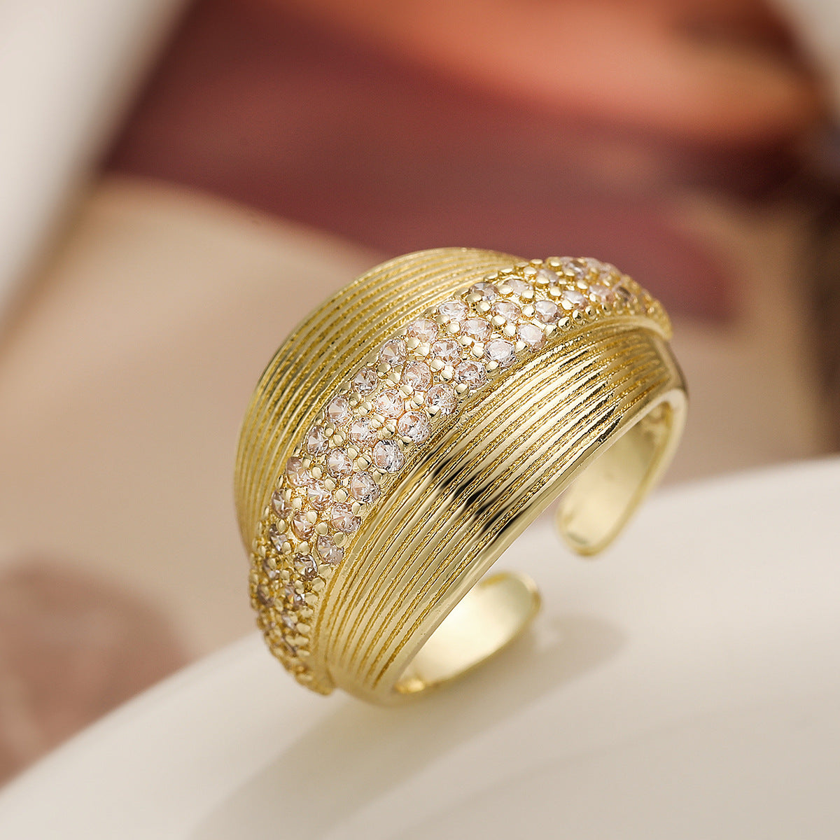Anello geometrico minimalista color rame placcato oro 18K con zirconi micro-incastonati da donna