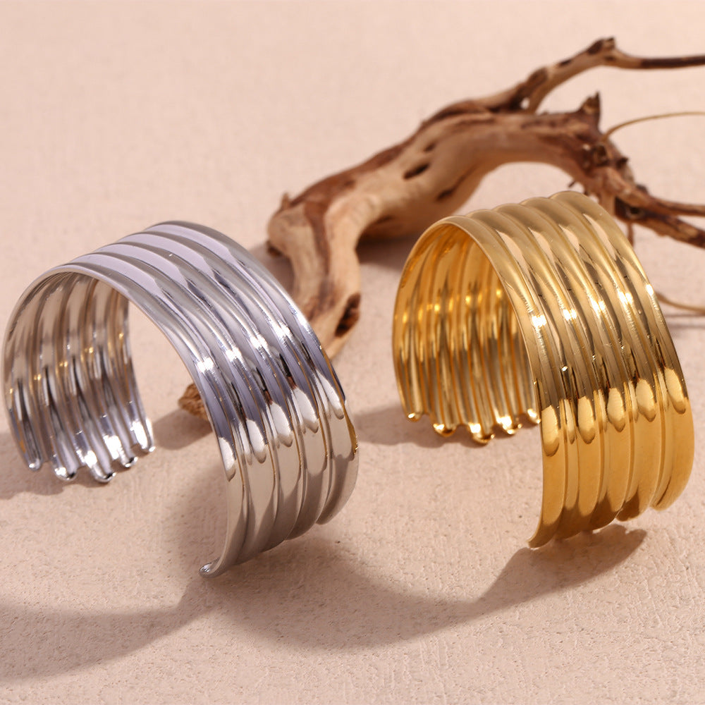 Brazalete Abierto Ancho de Acero Inoxidable con Chapado en Oro de 18K para Mujer, Estilo Minimalista