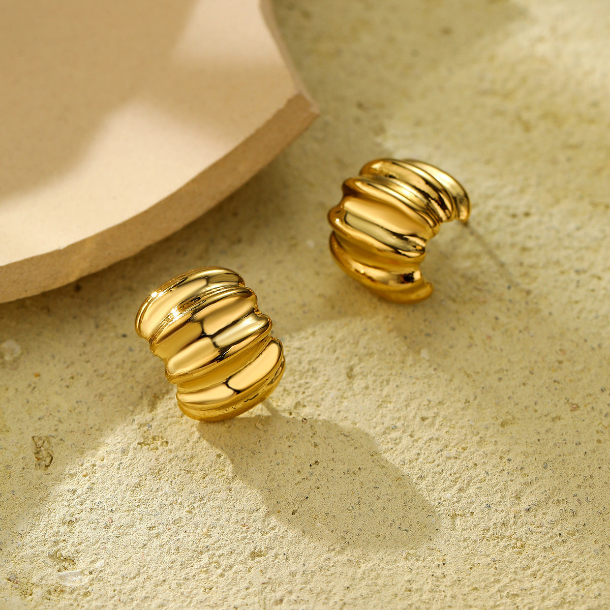 Pendientes de Acero de Titanio Irregular Plegados Minimalistas para Mujer con Acabado Chapado