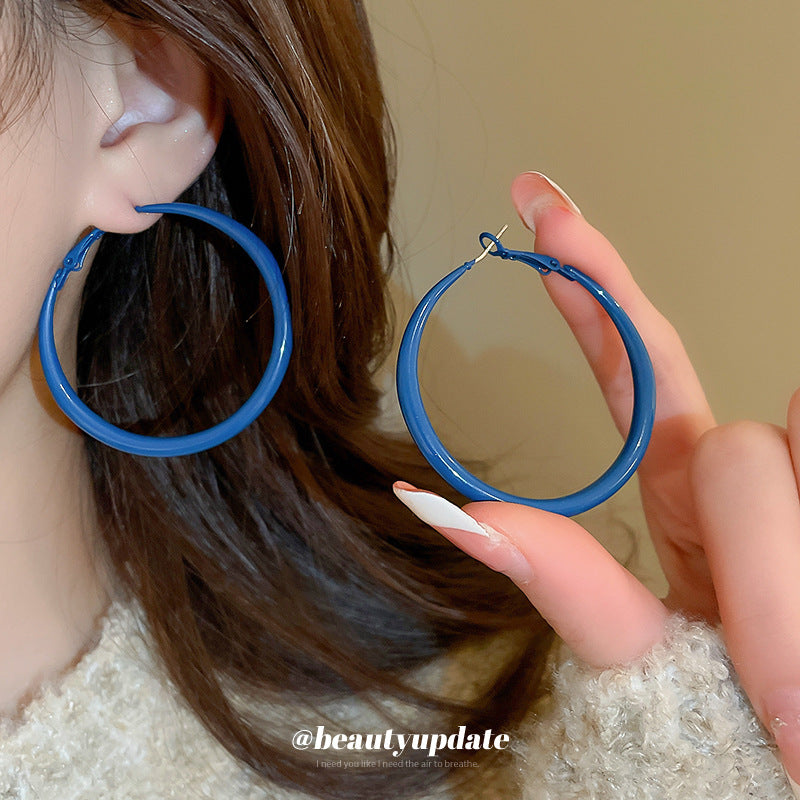 Pendientes de aro circulares retro minimalistas para mujer en metal chapado con detalles en azul Klein