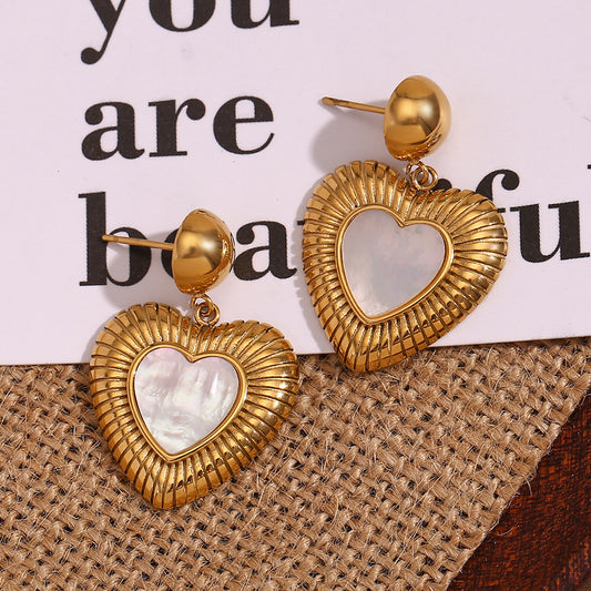 Pendientes de acero inoxidable en forma de corazón de estilo vintage con baño de oro de 18 quilates y brillo inspirado en la concha para mujer