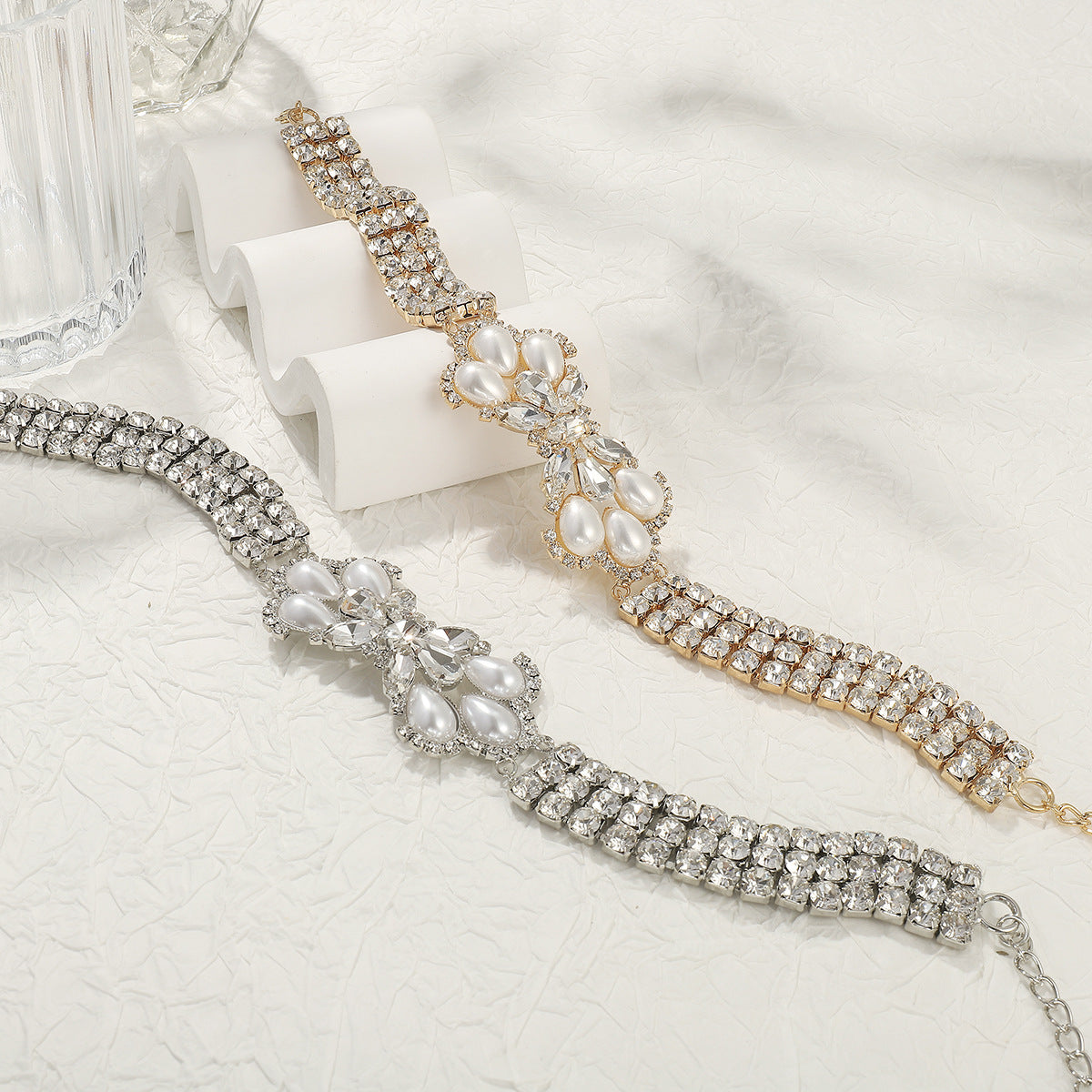 Collar con colgante en forma de lazo dulce y atrevido con garras bañadas y detalles de perlas para mujer