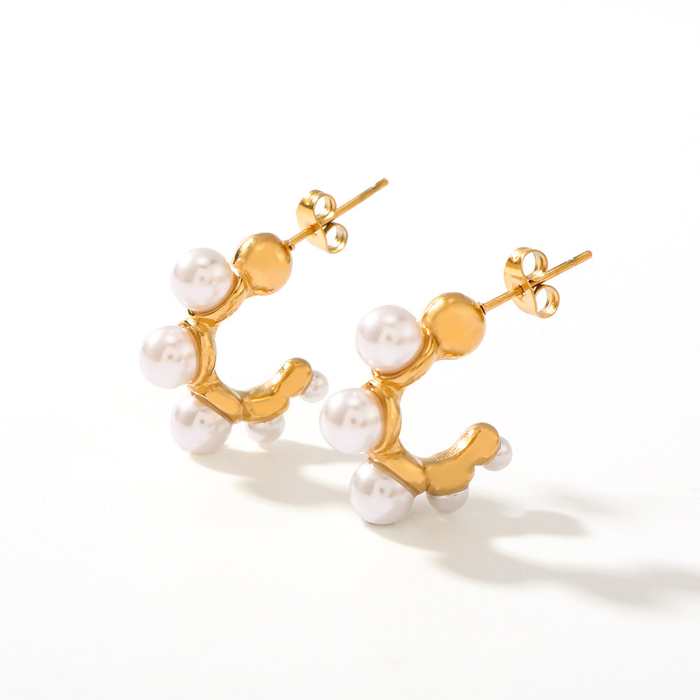 Orecchini a perno minimalisti a forma di C in acciaio inossidabile con intarsio di perle e placcatura sottovuoto in oro 18K da donna