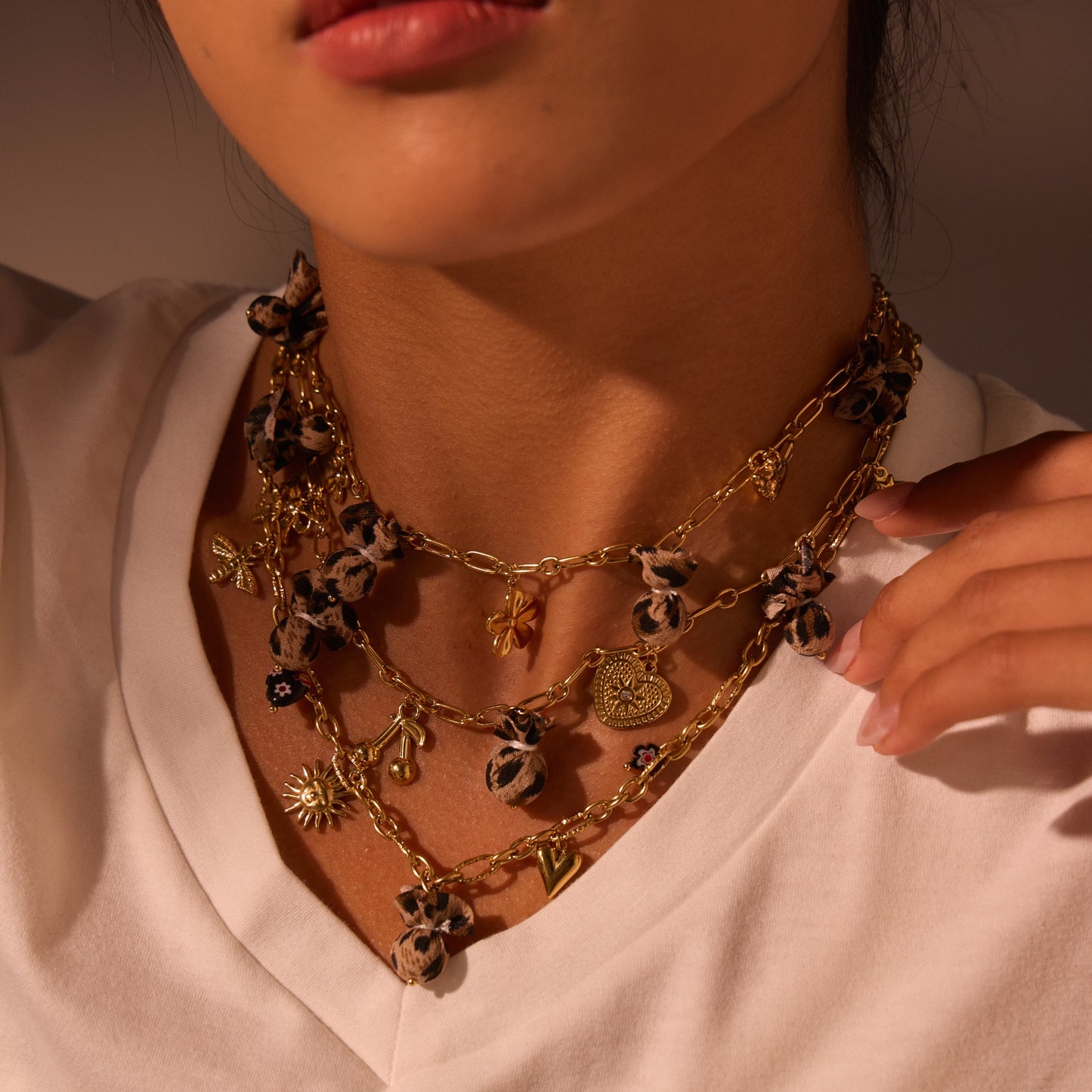 Collana con ciondolo floreale a cuore con stampa leopardata alla moda in acciaio inossidabile con finitura placcata da donna