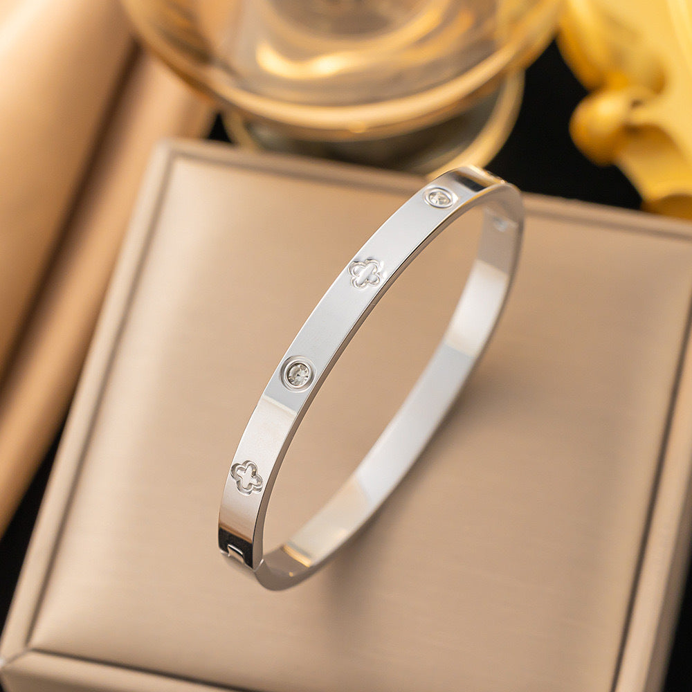 Bracciale Minimalista in Acciaio Inossidabile da Donna con Placcatura in Acciaio al Titanio e Intarsio di Strass a Forma Geometrica Ovale