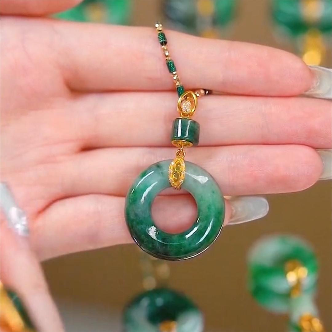 Minimalist Geometric Green Gradient Pixiu Pendant Necklace for Women Alloy Plated Clavicle Chain