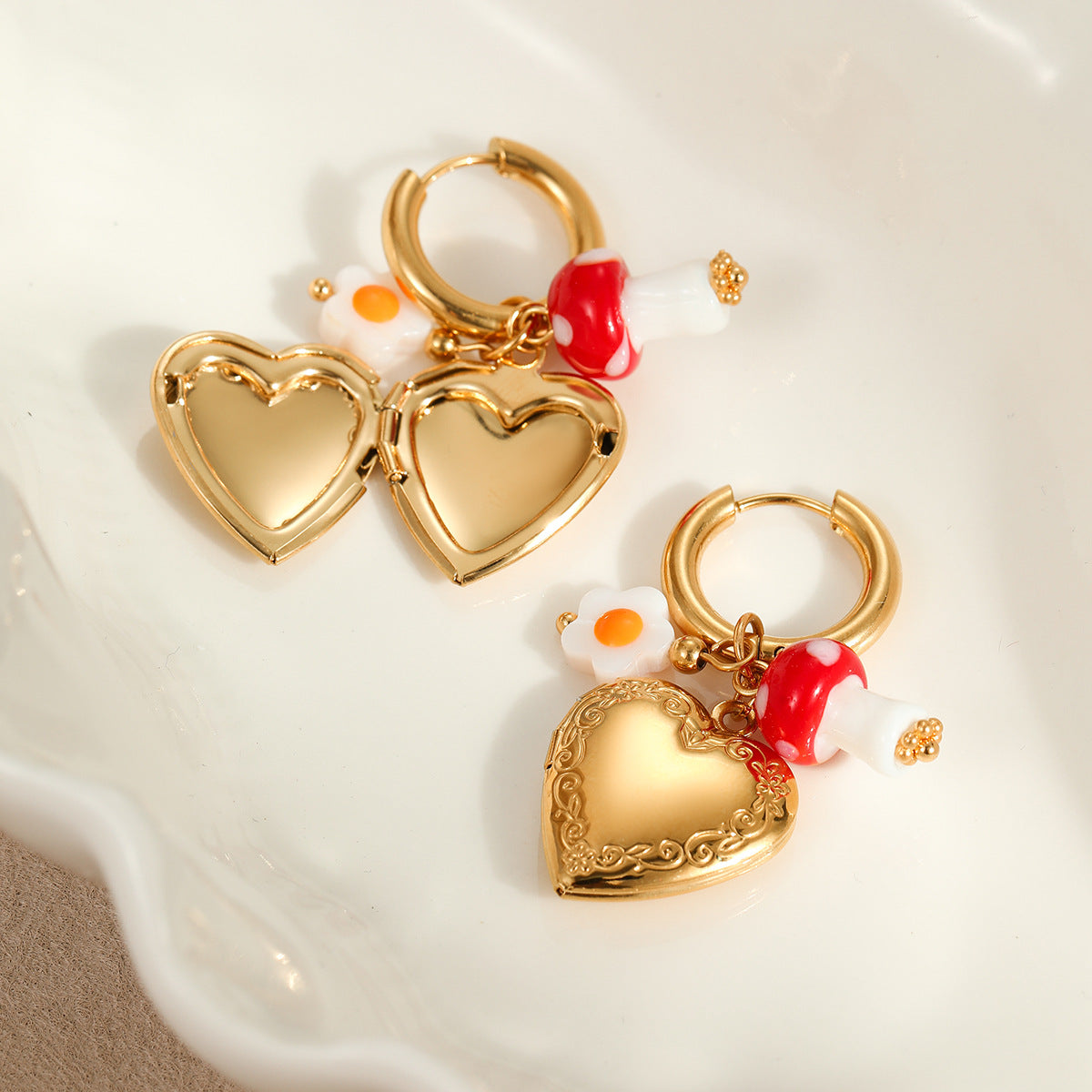 Orecchini alla moda a forma di cuore geometrici in acciaio inossidabile con dettagli in smalto e ganci placcati oro 18K