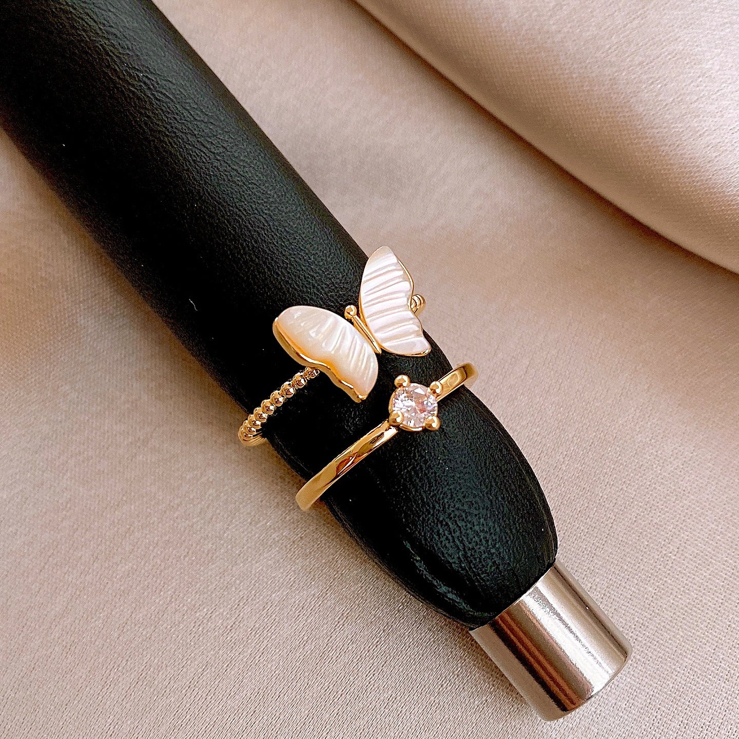Anillo de Cobre con Incrustaciones de Zirconia en Forma de Elegante Mariposa y Flor para Mujer, Accesorio de Moda de Lujo Ligero para el Dedo Índice